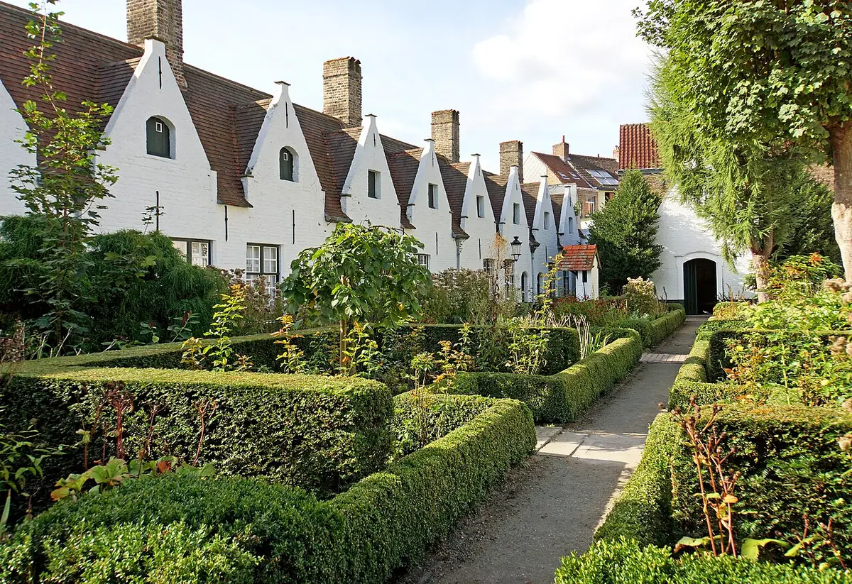 Belgium-6094 - Hospice St. Joseph Courtyard (13902894763)